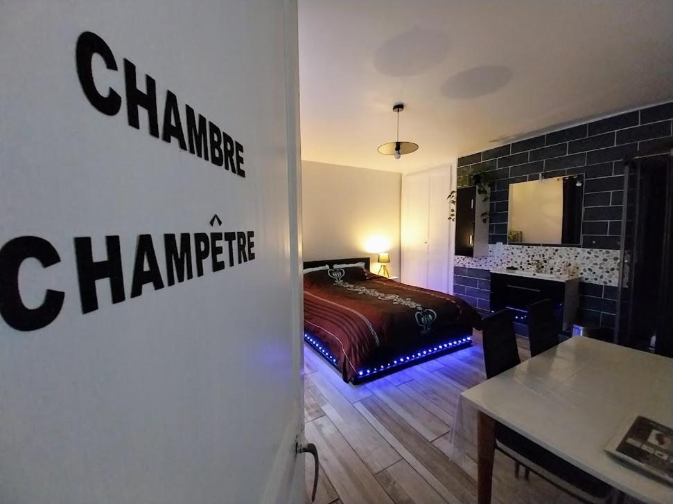 Au Pays D'Angeline Hotell La Pacaudière Rom bilde